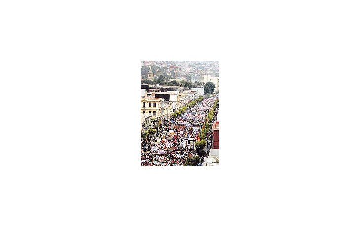 Unas 30.000 personas marcharon ayer por el centro de Santiago en reclamo de mejoras salariales para los empleados estatales chilenos. El conflicto se transformó ya en un desafío político a Michelle Bachelet.