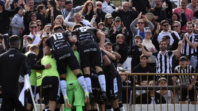 Los hinchas de Gimnasia y Esgrima de Mendoza celebraron a lo grande el ascenso a Primera División tras la definición por penales ante Deportivo Madryn en Vicente López.