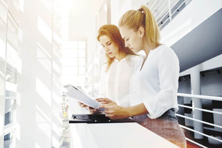 Cuatro de cada 10 mujeres son capaces de desarrollar su propia empresa en América Latina y África. Cuatro de cada 10 mujeres son capaces de desarrollar su propia empresa en América Latina y África.