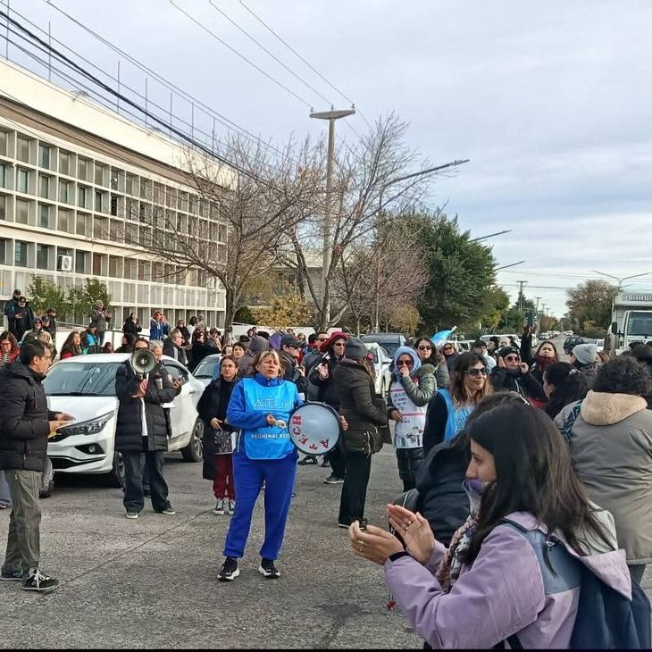 En Rawson se movilizaron, este lunes, docentes y auxiliares frente a la sede del Ministerio de Educación de la provincia. En Rawson se movilizaron, este lunes, docentes y auxiliares frente a la sede del Ministerio de Educación de la provincia.