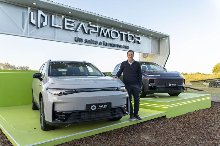 Zuppi junto a los flamantes Leapmotor C10 y B10, los nuevos vehículos de la marca china de autos eléctricos que comercializará Stellantis.