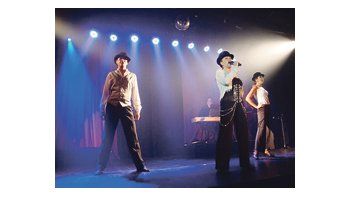 Susan Ferrer se luce como figura principal de «De Broadway a Corrientes», y sorprenden los jóvenes cantantes Jano Herrera y Anahí Core; lástima que se quiso abarcar demasiado y al show le hace falta un orden.