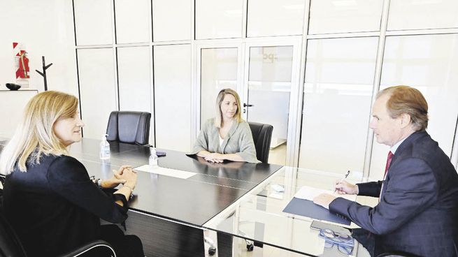 foco. “Cuando se habla de actos de gobierno y de actos administrativos tiene que primar la transparencia”, dijo Gustavo Bordet, tras un encuentro con la vicegobernadora Laura Stratta y la ministra Rosario Romero.