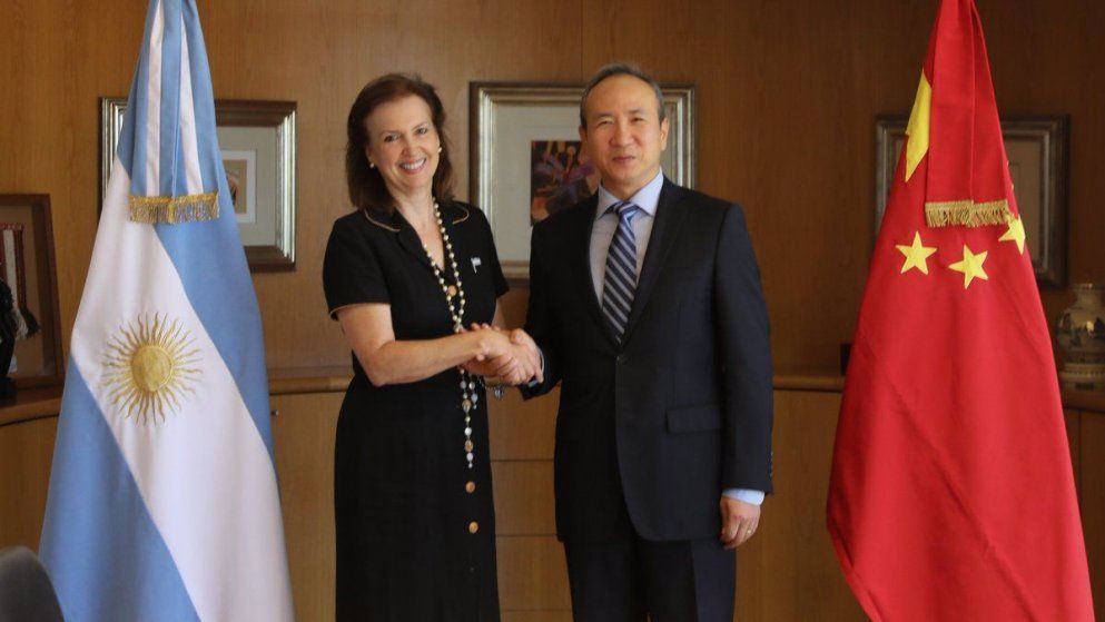 Diana Mondino, canciller de Argentina, junto a Wang Wei, el embajador chino en Buenos Aires.