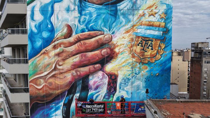 Los artistas trabajaron sobre la fachada para recuperar los colores originales y actualizar el mural, que forma parte de una de las postales urbanas más reconocidas de Rosario