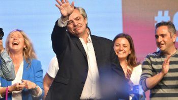 Fernández celebró su victoria sobre Mauricio Macri y advirtió que los tiempos venideros no serán fáciles.