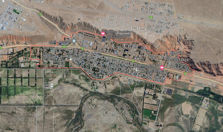 Vaca Muerta. La localidad de Añelo crece hacia el norte, sobre la meseta, con parques industriales. Hacia el oeste, con tierras productivas y nuevos emprendimientos inmobiliarios. Y ahora se expendará hacia el sur. Vaca Muerta. La localidad de Añelo crece hacia el norte, sobre la meseta, con parques industriales. Hacia el oeste, con tierras productivas y nuevos emprendimientos inmobiliarios. Y ahora se expendará hacia el sur.