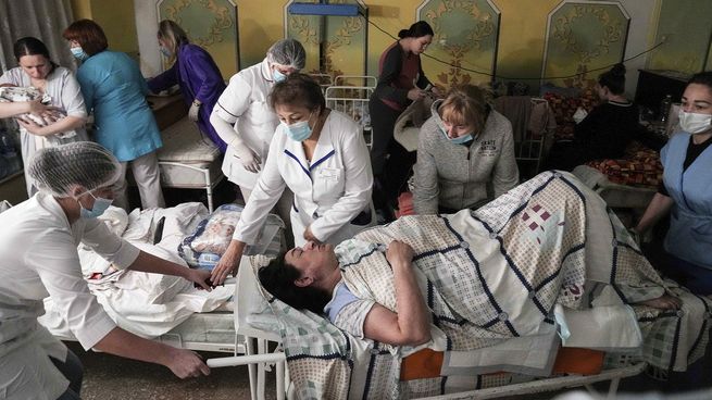 El asedio de Rusia a Mariúpol cumple 15 horas de fuego de artillería y bombardeos constantes.