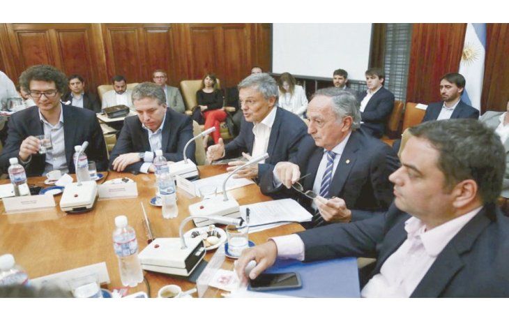 CARA A CARA. Los ministros de Economía, Producción y Trabajo visitaron la sede de la UIA en busca de respaldo para avanzar con la reforma impositiva. Salvo en tributos internos, los privados dieron el visto bueno.