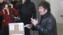 Javier Milei ingresó a la sede la UTN de Almagro a las 11:30, acompañado por su hermana Karina.