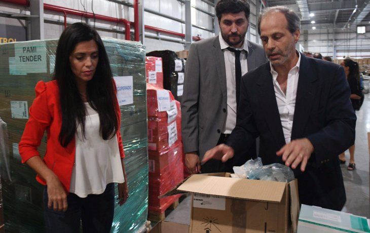 La directora del PAMI, Luana Volnovich durante la recuperaci&oacute;n de 37 mil bolsas de ostom&iacute;a destinadas a afiliados con patolog&iacute;as severas en el intestino