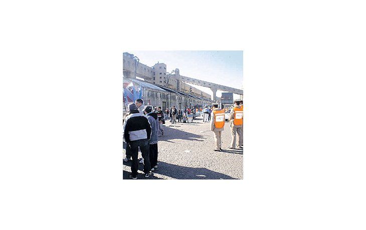ámbito.com | Hasta en el puerto de Buenos Aires hubo piquetes ayer. Son los trabajadores portuarios que reclaman mejoras salariales.