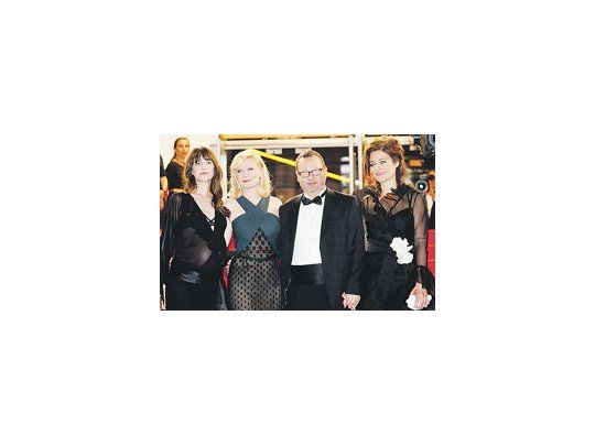 El danés Lars Von Trier en Cannes debió disculparse ayer por las declaraciones «en broma» en las que elogió a Hitler y se declaró nazi. La actriz Kirsten Dunst (a su izq.) se mostró tensa durante la reunión de prensa.