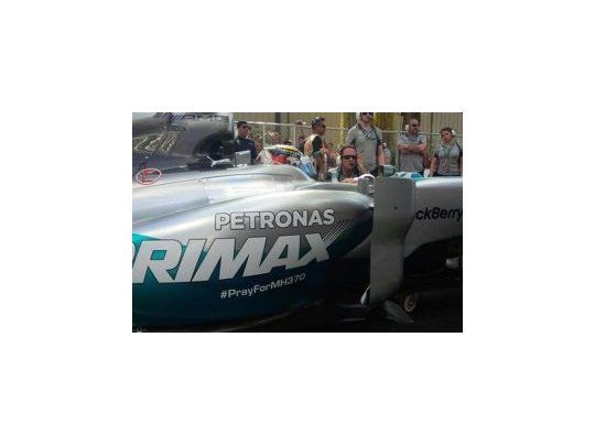 Los Mercedes llevarán una leyenda homenajeando a las víctimas.