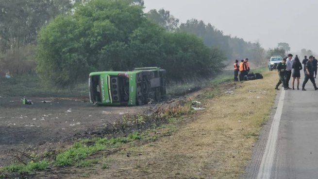 Así quedó el micro tras chocar con el auto y volcar en Jujuy