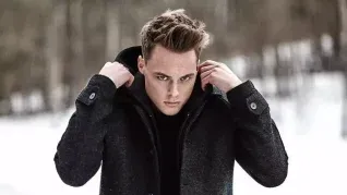 Además de su rol empresarial, también se desempeña como modelo. Además de su rol empresarial, también se desempeña como modelo.