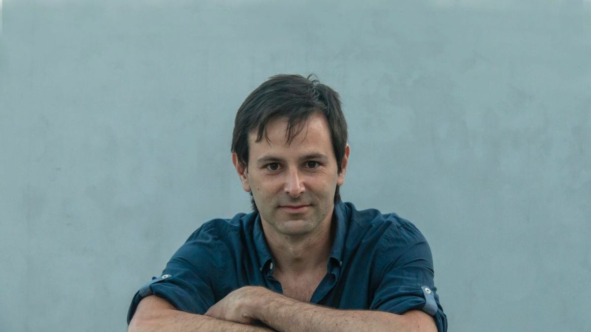 Ariel Basile presented “A dead man in the trunk”, a captivating and audacious policeman