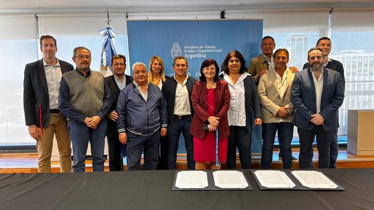 Ferroviarios acuerdan aumentos para septiembre y octubre. Ferroviarios acuerdan aumentos para septiembre y octubre.