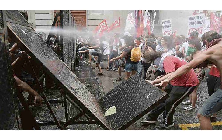 ámbito.com | Unicaba. En soledad el oficialismo sancionó la ley que crea una universidad para formación de docentes. Durante el debate hubo disturbios y enfrentamientos con la Policía, fuera de la Legislatura porteña.