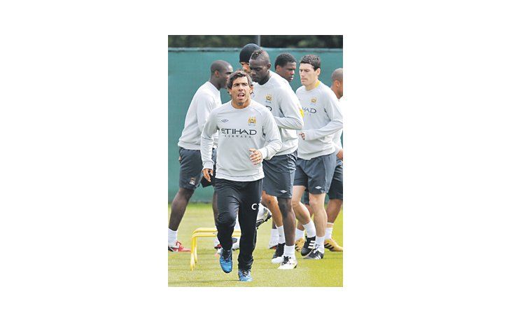 Carlos Tevez ya no entrenará con el Manchester City y su destino está en Milán, donde ya alquiló una casa.Las sonrisas de Daniel Angelici y Julio Falcioni en la presentación. El técnico rubricó su contrato y el lunes comienza los entrenamientos.