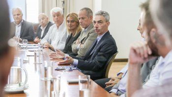 Transporte se reunió para empezar a evaluar técnicamente micros de doble piso