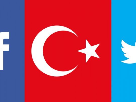 Según la nueva ley,&nbsp;las redes sociales, con más de un millón de conexiones únicas al día, como&nbsp;Twitter&nbsp;y&nbsp;Facebook, tendrán que tener un representante en Turquía y obedecer a los tribunales que pidan retirar contenidos.&nbsp;