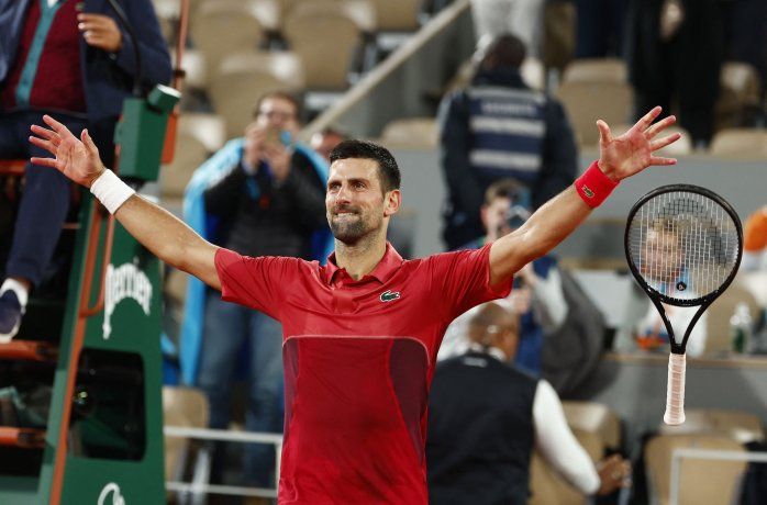 El guerrero Novak Djokovic suelta su raqueta tras derrotar al joven italiano Lorenzo Musetti luego de batallar casi 4 horas y media.