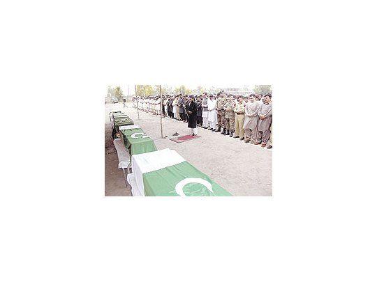 El funeral de los soldados paquistaníes muertos en un bombardeo norteamericano reflejóayer la furia que provocó el episodio. Pakistán es un socio clave pero peligrosamente volátilpara Estados Unidos.