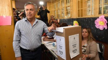 El gobernador Alfredo Cornejo votó en una escuela de Godoy Cruz.