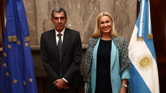 Kadri Simson, comisaria de Energía de la UE, junto con Eduardo Chirillo, secretario de Energía.