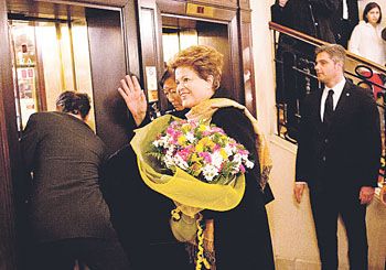 Dilma Rousseff fue una de las primeras mandatarias en llegar a Roma para asistir a la entronización de Francisco. La prensa brasileña difundió su imagen anoche.