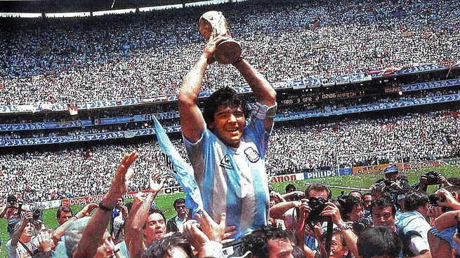 Cejas fue quien alzó a Maradona en los festejos, tras ganar la Copa del Mundo en 1986
