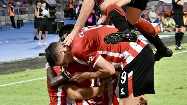 Estudiantes fue mucho más que Vélez y ganó el Trofeo de Campeones.