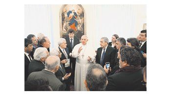 Antonio Caló escucha al papa Francisco, que habló por más de una hora con una nutrida delegación desindicalistas. A la izquierda del Pontífi ce, Rodolfo Daer, exjefe de la CGT y líder del gremio de la Alimentación.Entre otros, lo rodean Omar Suárez (marítimos, SOMU), Omar Viviani (taxistas), Gerardo Martínez (UOCRA) yFrancisco “Barba” Gutiérrez (UOM).