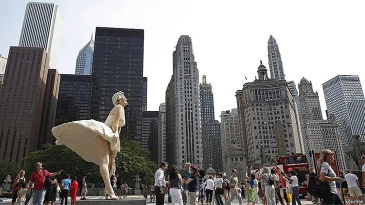 El monumento a Marilyn en Chicago, de siete metros de altura, que despertó muchas controversias El monumento a Marilyn en Chicago, de siete metros de altura, que despertó muchas controversias