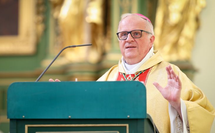 El nuevo representante del Vaticano en la Argentina nació en Worcester (Massachusetts, EE.UU) en 1962 y fue ordenado sacerdote el 2 de julio de 1988. El nuevo representante del Vaticano en la Argentina nació en Worcester (Massachusetts, EE.UU) en 1962 y fue ordenado sacerdote el 2 de julio de 1988. 