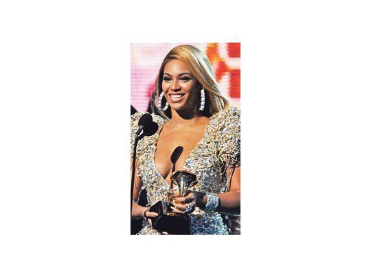 Beyoncé se llevó seis Grammy de los diez a los que estaba nominada. Pero el codiciado premio al mejor álbum del año fue para la joven cantante de country Taylor Swift.