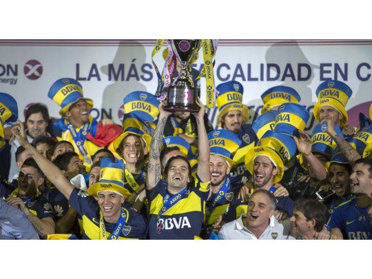 Gago levanta la copa de Boca campeón.
