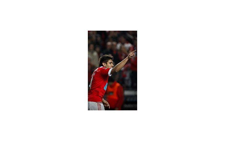 Eduardo Salvio festeja su gol y su presente en Benfica.