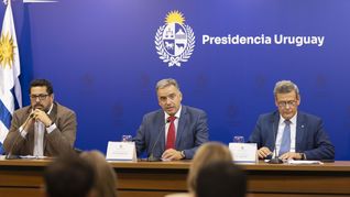 El anuncio de Yamandú Orsi sobre la denuncia por fraude o estafa al astillero Cardama amenaza con dinamitar el puente de diálogo con la oposición. El anuncio de Yamandú Orsi sobre la denuncia por fraude o estafa al astillero Cardama amenaza con dinamitar el puente de diálogo con la oposición.