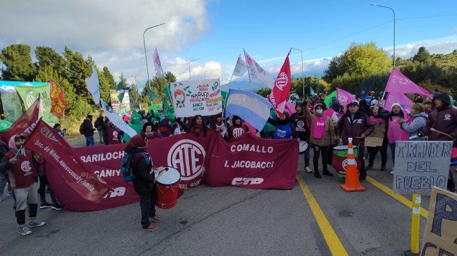 Bariloche: trabajadores cortan rutas ante la llegada de Javier Milei.