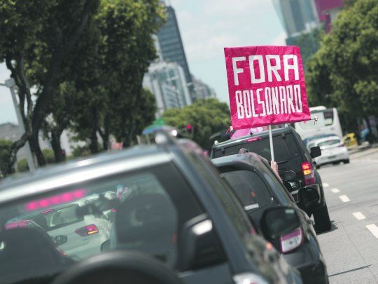 CLIMA. Las caravanas contra Jair Bolsonaro realizadas en Río de Janeiro y otras ciudades de Brasil son parte de un creciente movimiento de protesta contra el manejo oficial de la pandemia.&nbsp;