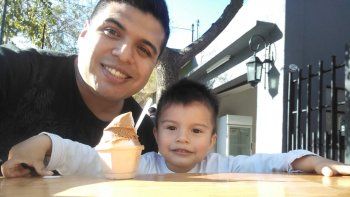 no te acerques, junta carton: tiene 4 anos y fue victima de bullying por querer jugar con su vecino