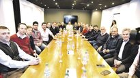 escenario. La reunión de ayer de alcaldes de Juntos en la ciudad de La Plata tuvo como anfitrión al intendente local, Julio Garro, quien -como Axel Kicillof- buscará su reelección en los comicios del 22 de octubre.