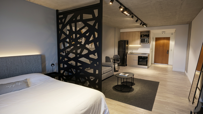 Monoambiente moderno con división funcional, cocina integrada y diseño compacto, una tipología cada vez más demandada en el mercado de alquileres