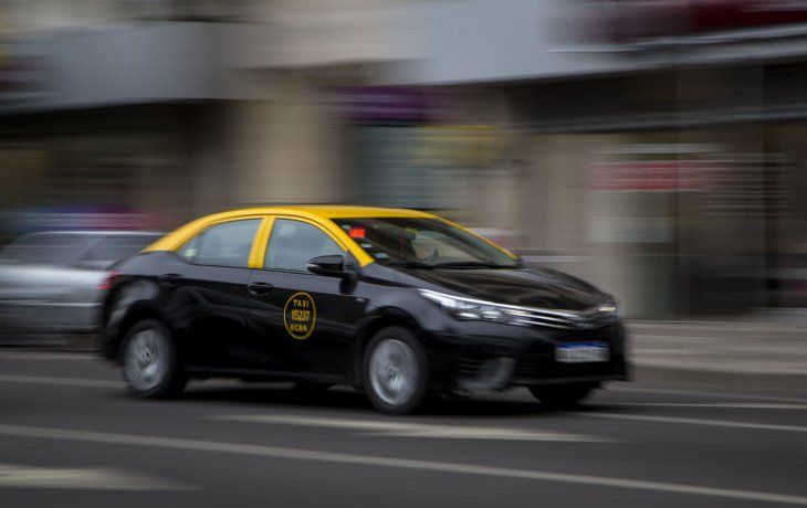 Contra la mafia de los taxis, arranca el sistema para evitar estafas a los pasajeros