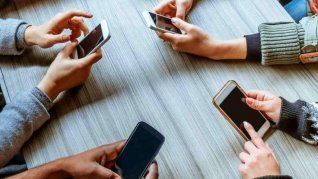 Compartir todo en redes sociales tiene un impacto negativo en la salud mental. Compartir todo en redes sociales tiene un impacto negativo en la salud mental.