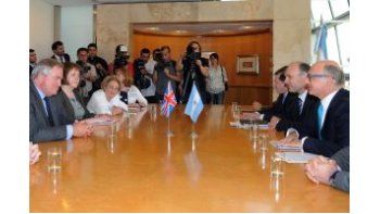 Un grupo de diputados y senadores de todas las fuerzas políticas de la Argentina se reunieron hoy con sus pares británicos, pero no pudieron avanzar en la conformación de un grupo binacional por Malvinas al ser rechazado por los representantes de Gran Bretaña.
