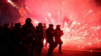 LA VIOLENCIA NO CEDE. Varias decenas de personas fueron detenidas el sábado a la noche en Portland (Oregon), en la centésima jornada de movilizaciones contra la discriminación racial y la brutalidad policial. Apenas iniciada la marcha, manifestantes lanzaron cócteles molotov contra la Policía, que respondió con disparos de granadas lacrimógenas y munición “no letal”. Las calles de la zona residencial del este de Portland fue durante horas un campo de batalla.