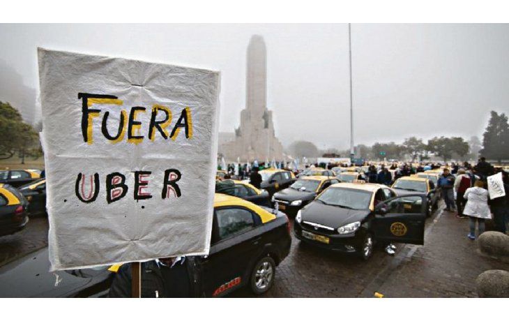 protesta. Los taxistas rosarinos realizaron ayer una multitudinaria caravana por la ciudad para reclamar contra la posible llegada de Uber.